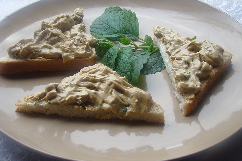 Honig-Senf-Aufstrich mit frischer Pfefferminze und Rosinen
