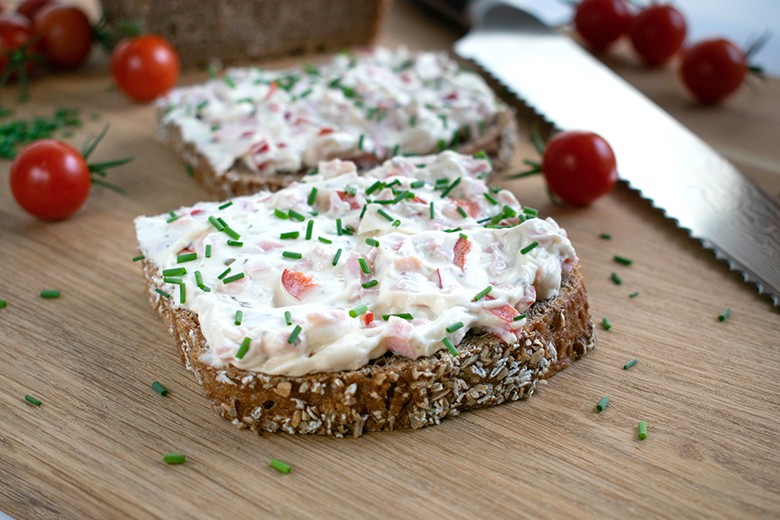 Vollkornbrot mit Cremeaufstrich