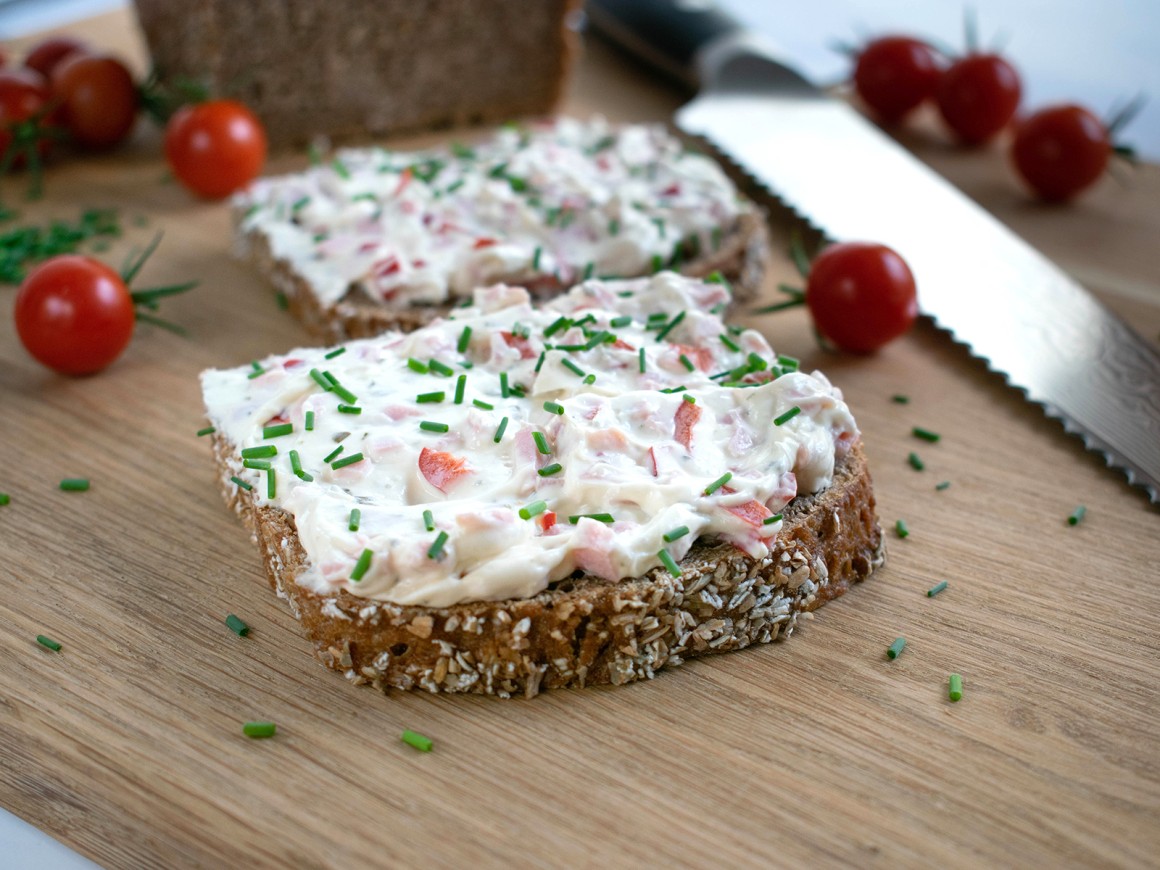 Vollkornbrot mit Cremeaufstrich