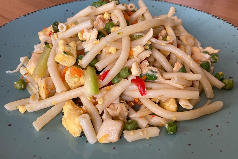 Nudel-Gemüse-Pfanne mit Hähnchen