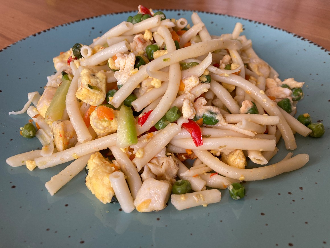 Nudel-Gemüse-Pfanne mit Hähnchen