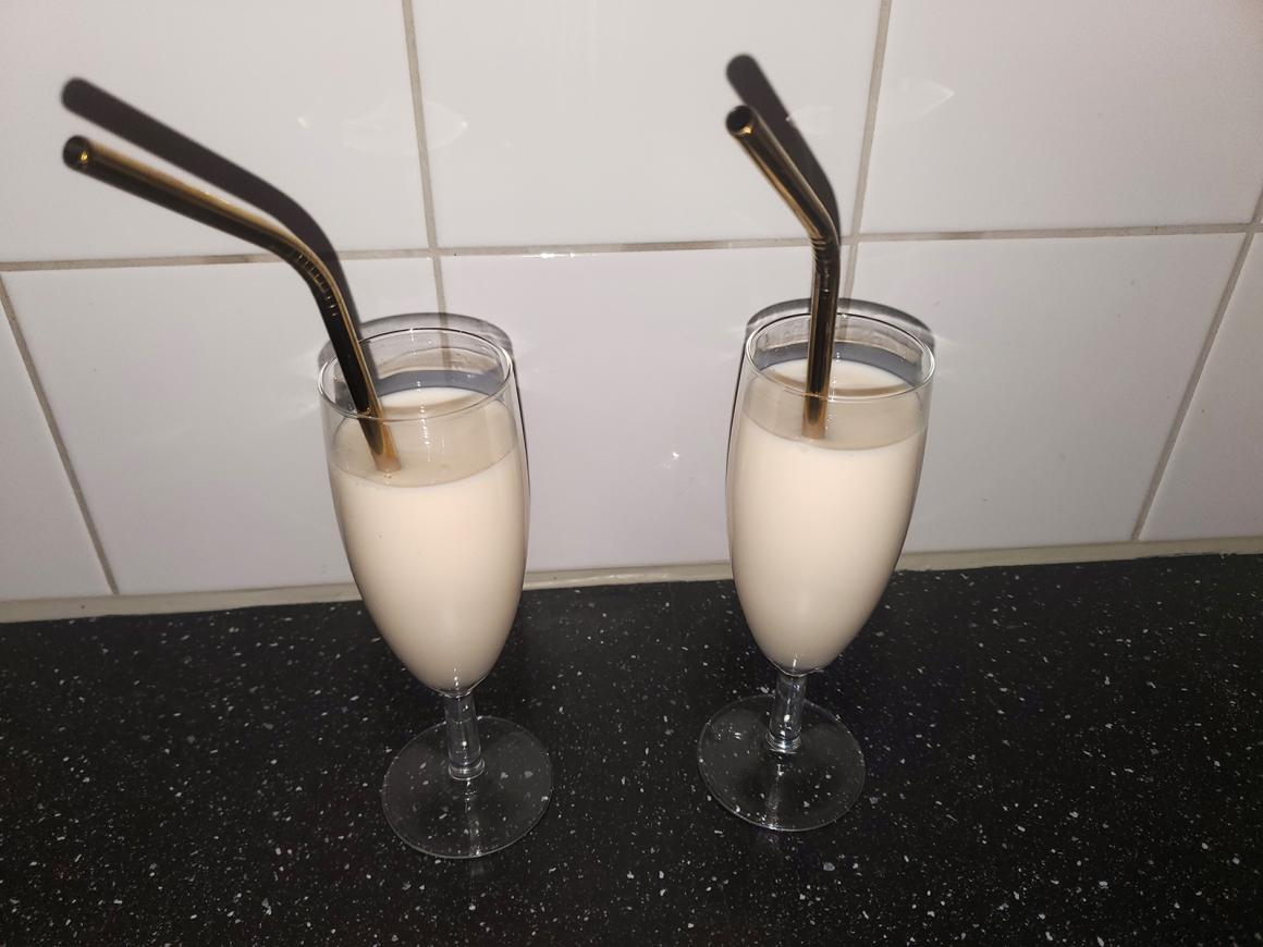 Eiskalte Milch mit Schuss