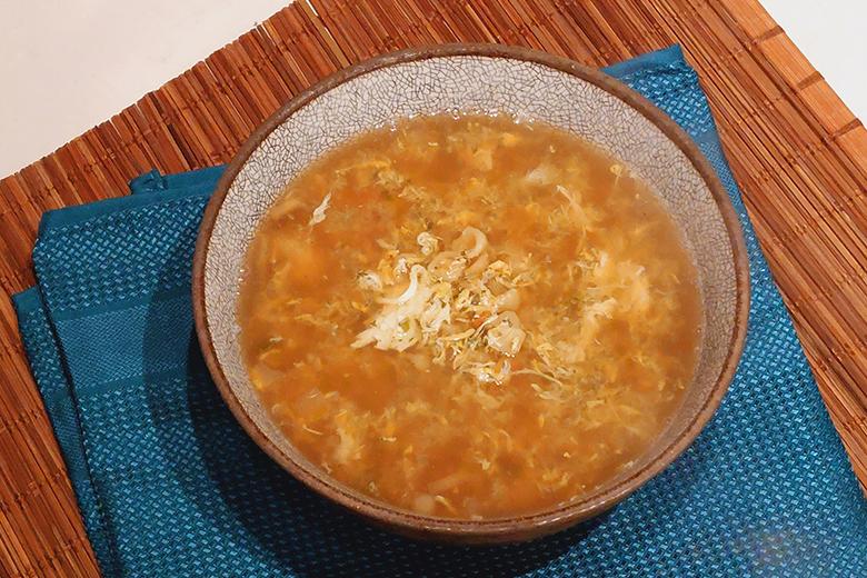 Hühner-Nudelsuppe mit Ei