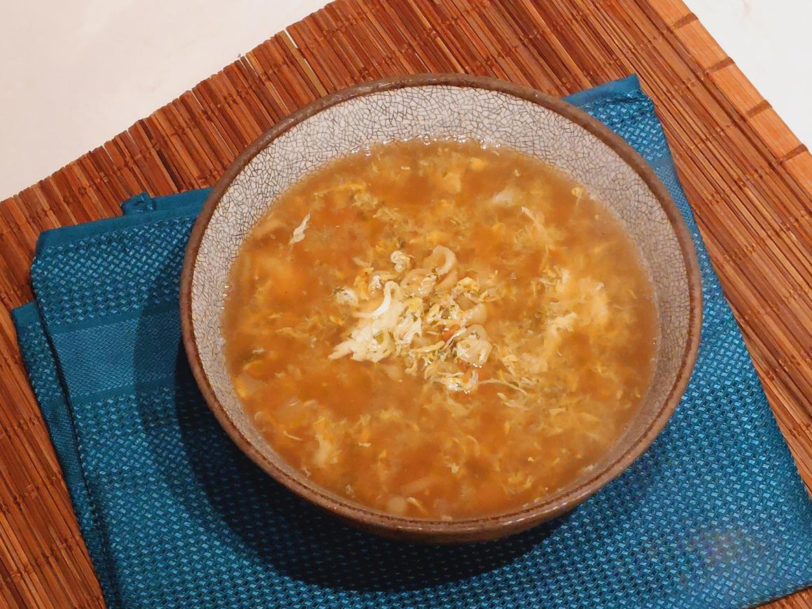 Hühner-Nudelsuppe mit Ei