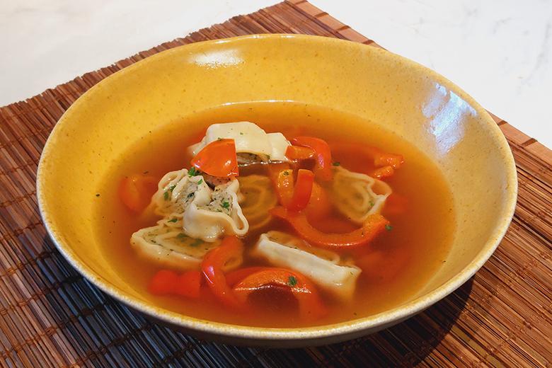 Paprikasuppe mit Maultaschen