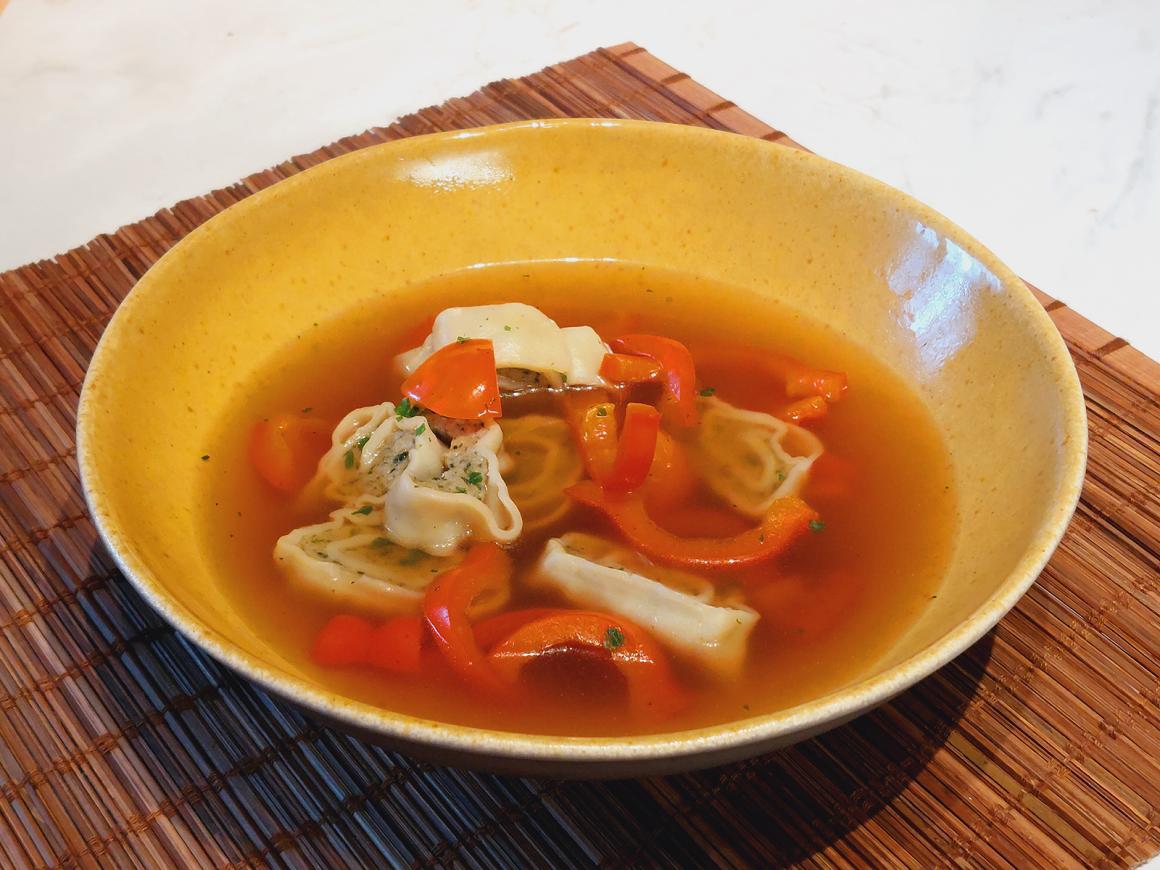 Paprikasuppe mit Maultaschen
