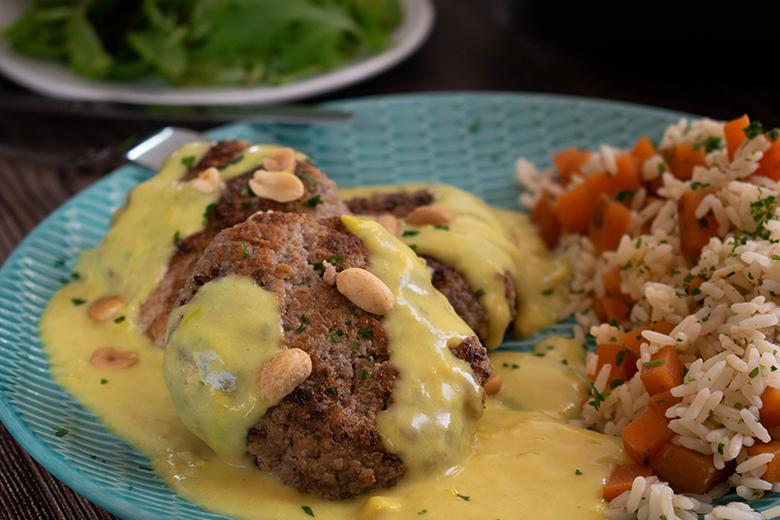 Erdnuss-Hacktaler mit Currysauce