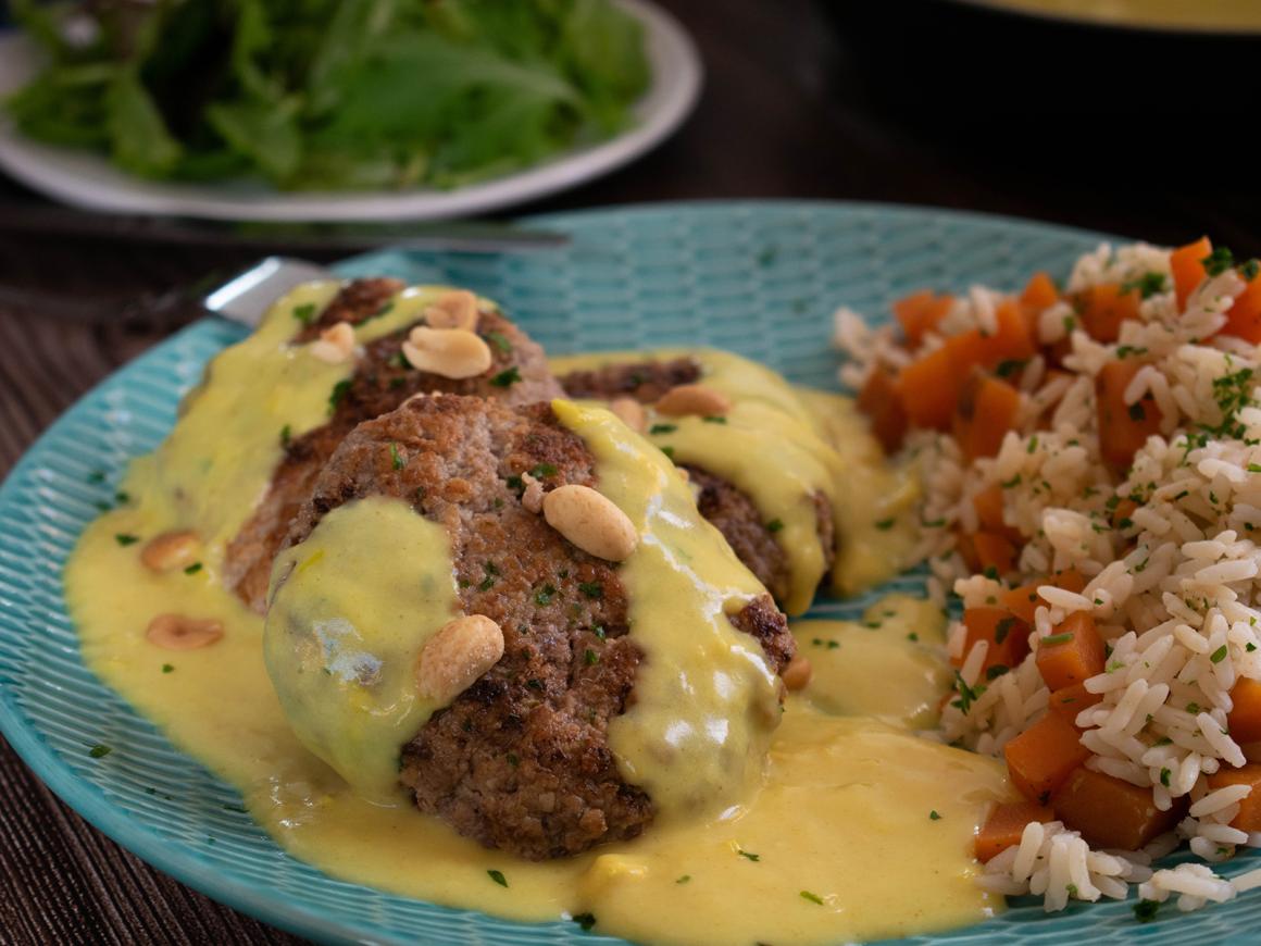 Erdnuss-Hacktaler mit Currysauce