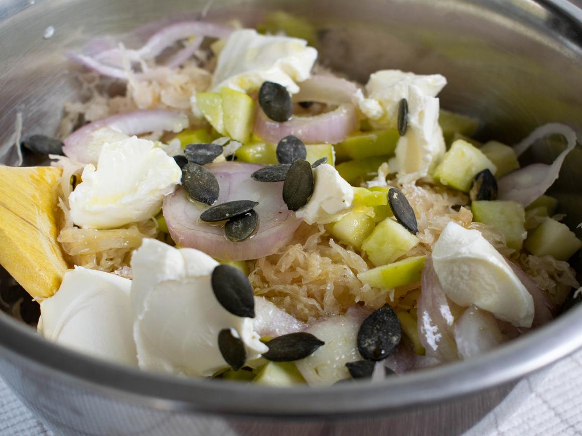 Sauerkrautsalat mit Apfel - Rezept