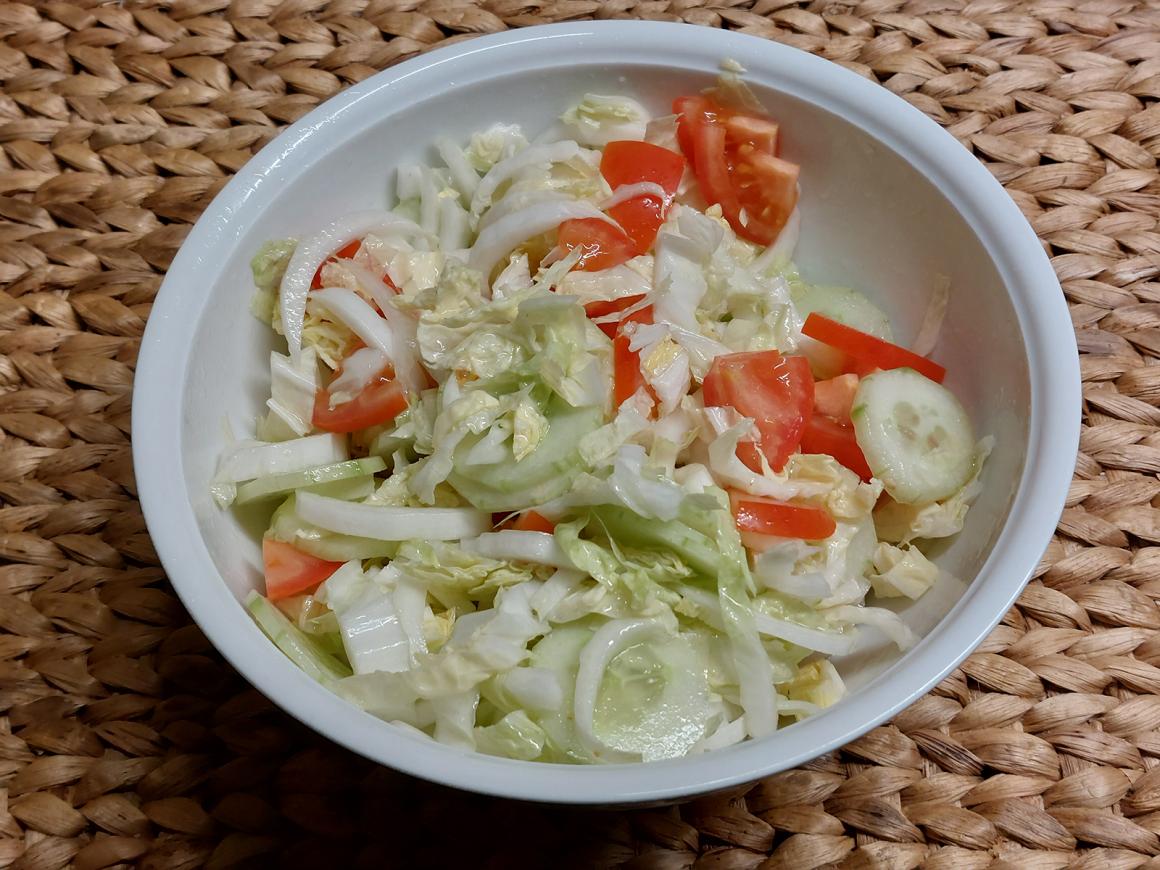 Chinakohl-Gurken-Salat in Japan-Dressing