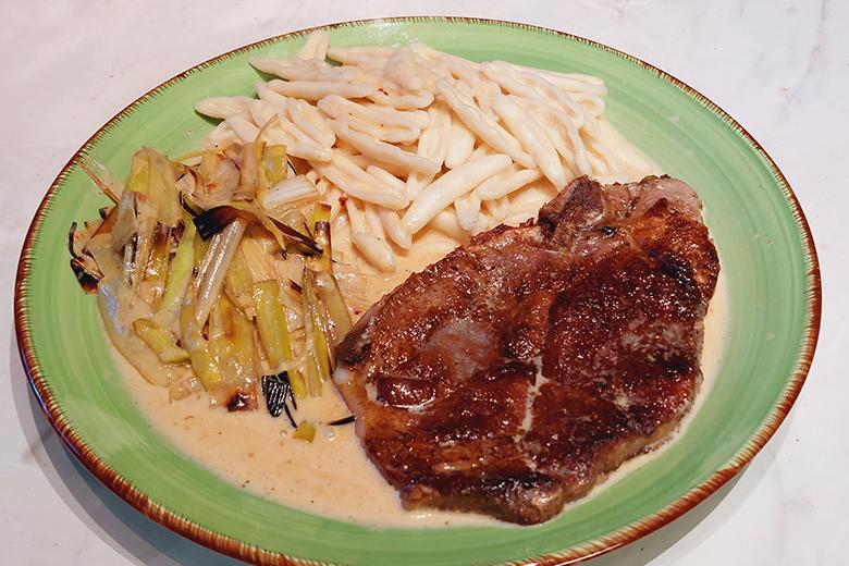 Kotelett naturell mit geröstetem Lauch
