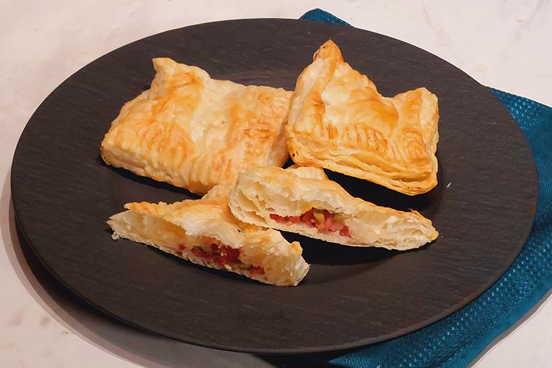 Blätterteigtaschen mit Speck