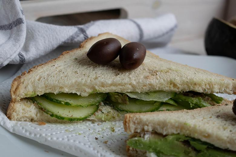 Sandwich mit Gurke, Avocado und Frischkäse