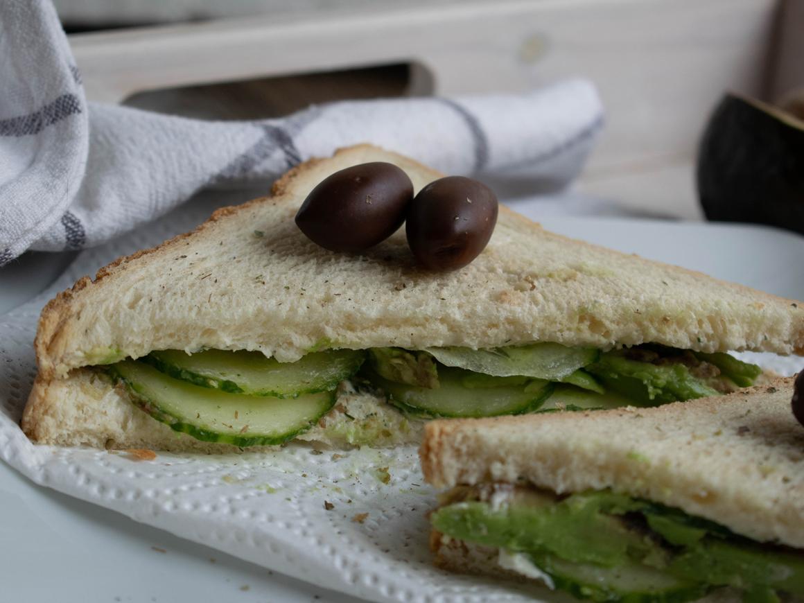 Sandwich mit Gurke, Avocado und Frischkäse