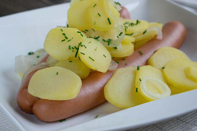 Kartoffeln mit Zwiebeln und Wurst