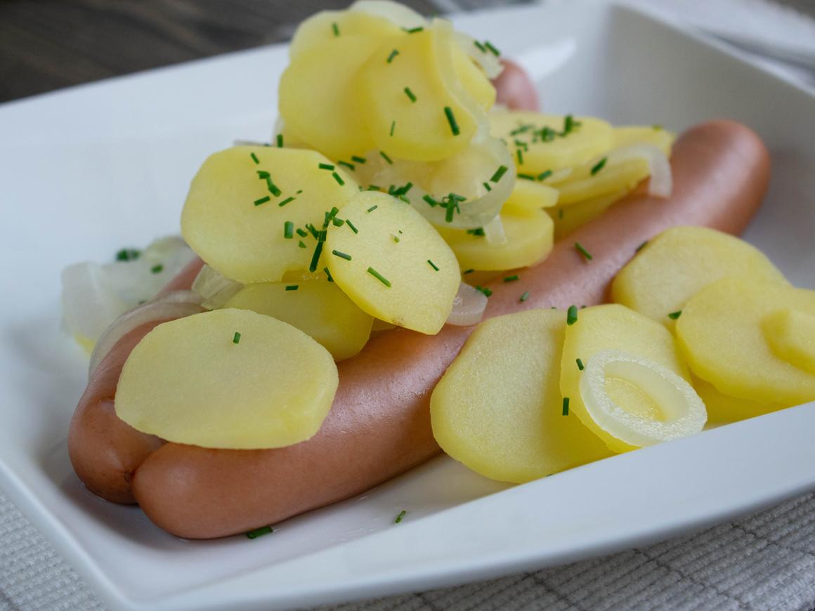 Kartoffeln mit Zwiebeln und Wurst