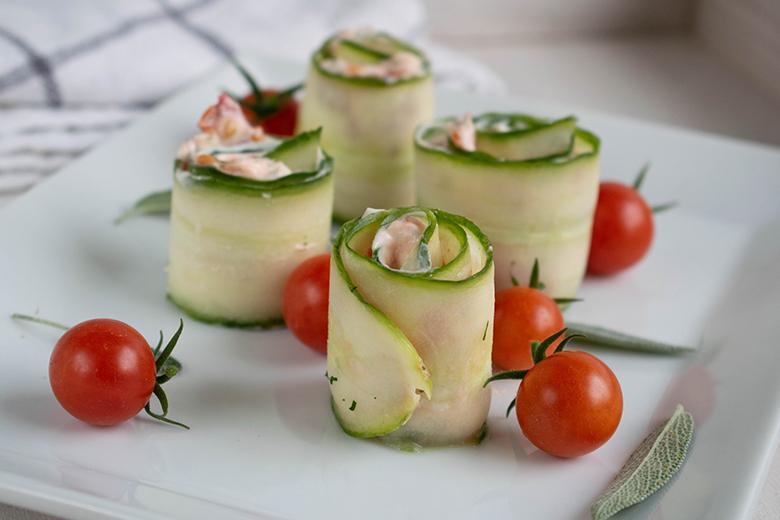 Gurkenstreifen mit Avocado und Tomaten