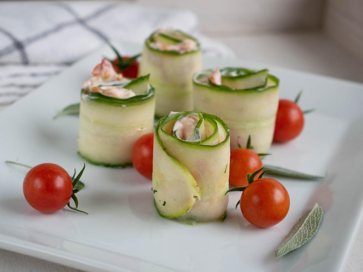Gurkenstreifen mit Avocado und Tomaten