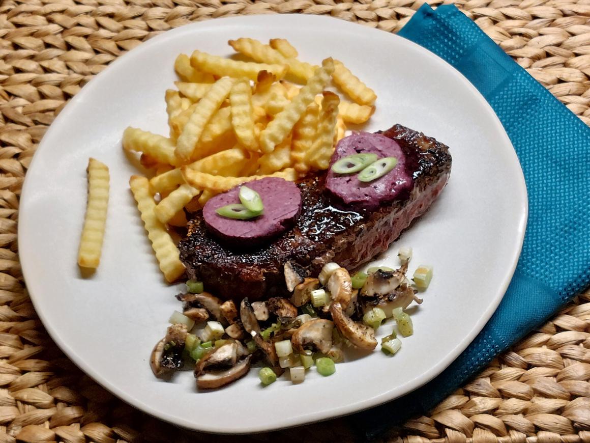 Pfeffer-Rumpsteak mit Rotwein-Butter