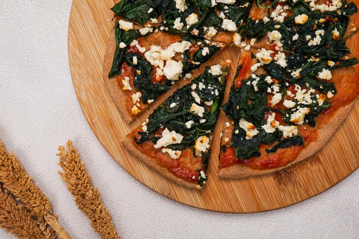 Pizza mit Spinat und Feta