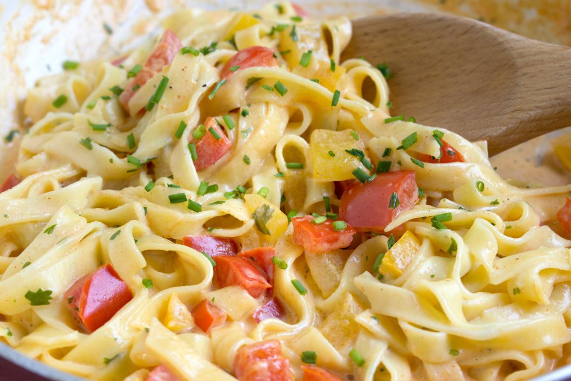 Bandnudeln mit Paprika-Sahnesauce