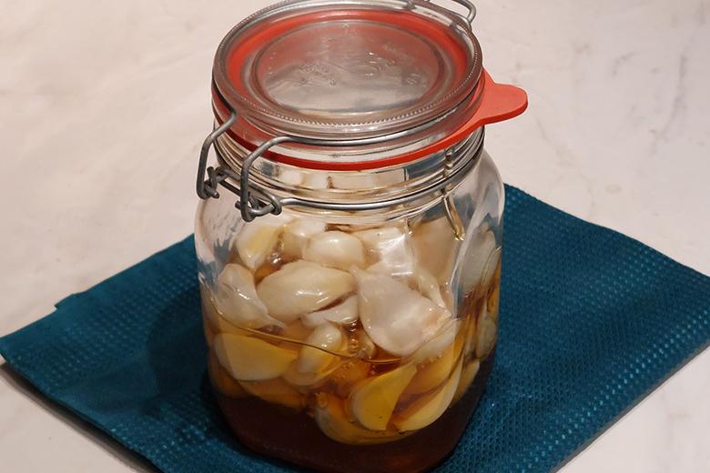 Fermentierter Knoblauch in Honig