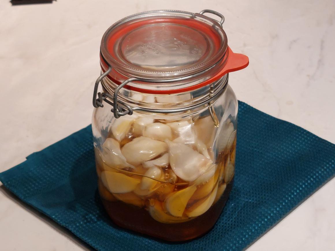 Fermentierter Knoblauch in Honig