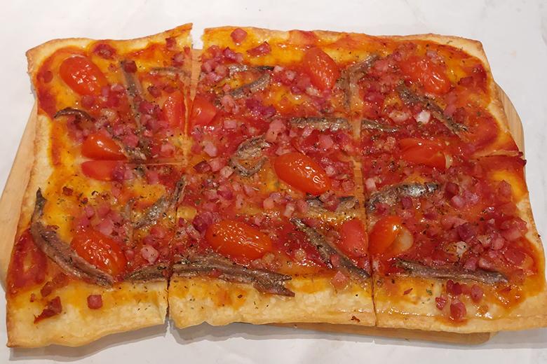 Speck-Sardellen-Pizza