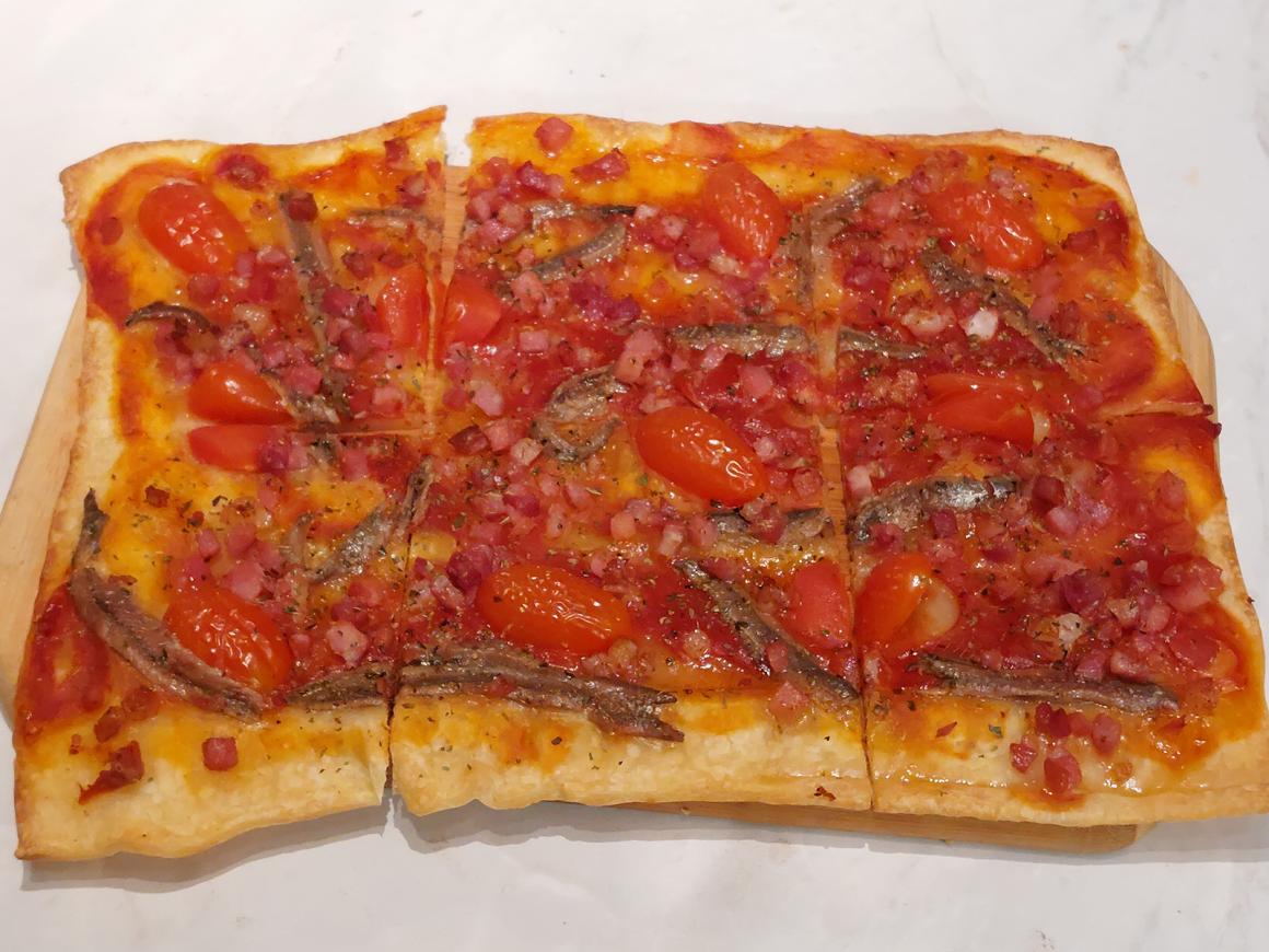 Speck-Sardellen-Pizza