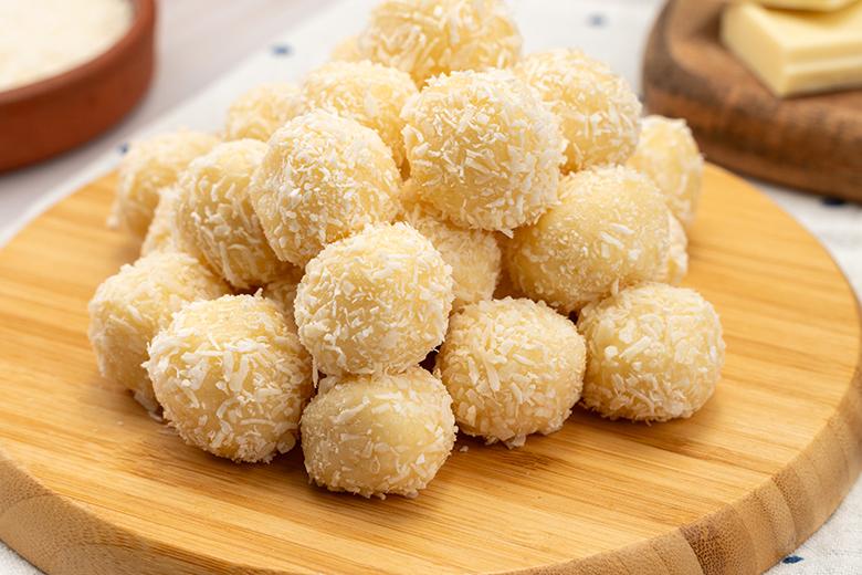 Weiße Schokokugeln mit Kokos