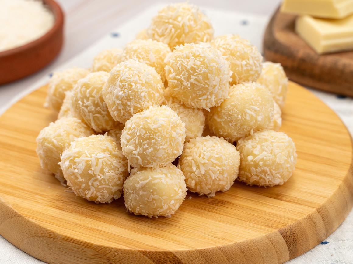 Weiße Schokokugeln mit Kokos