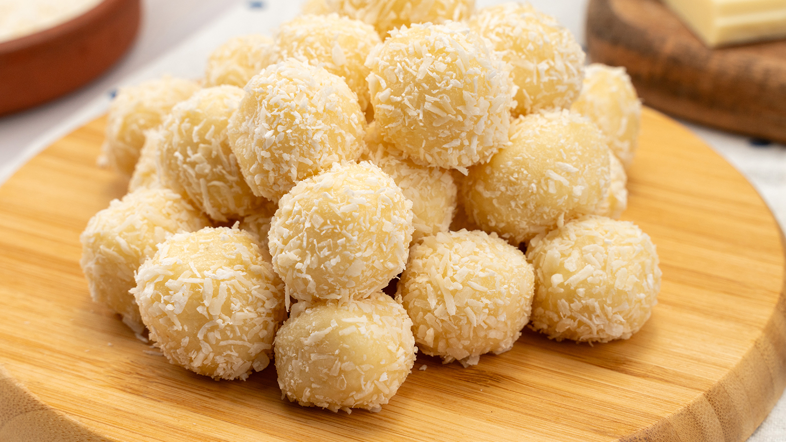 Weiße Schokokugeln mit Kokos