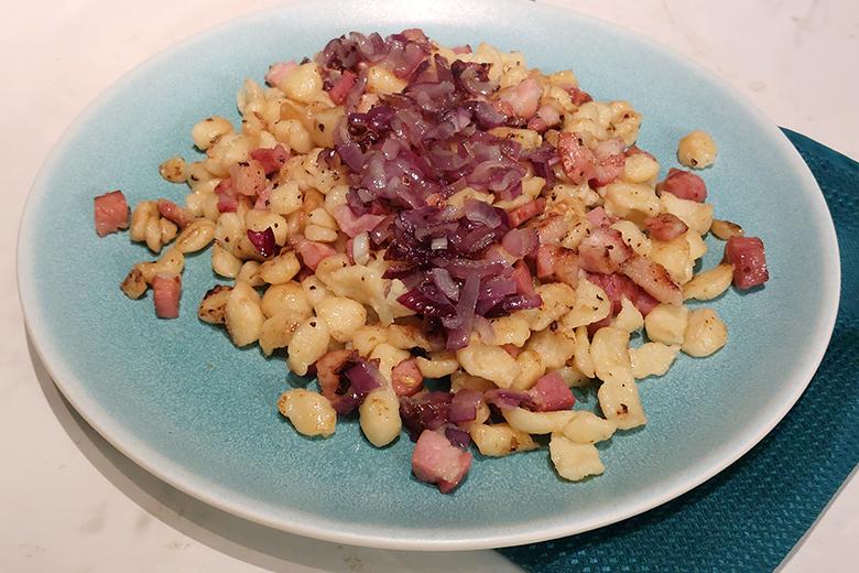 Speck-Spätzle mit karamellisierten Zwiebeln