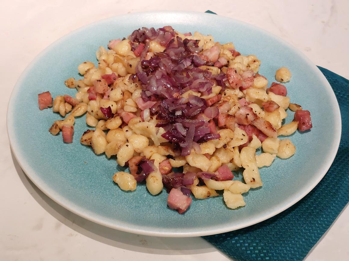 Speck-Spätzle mit karamellisierten Zwiebeln