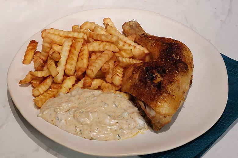 Karibische Hühnerschenkel mit Pommes