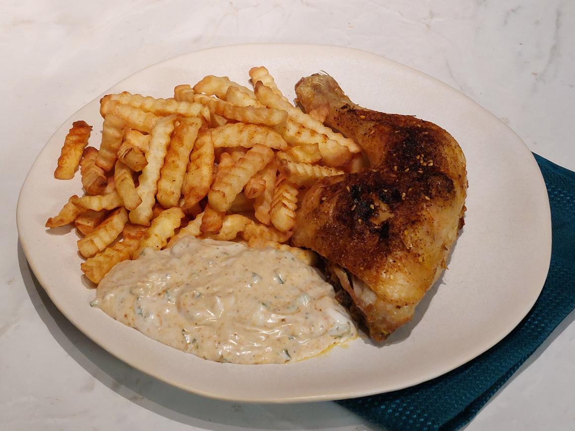 Karibische Hühnerschenkel mit Pommes