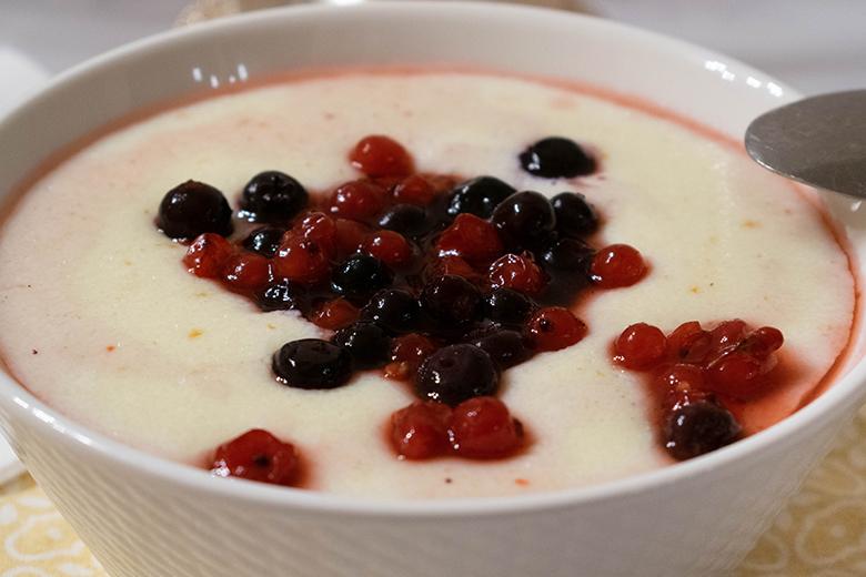 Joghurt-Grießcreme mit Honigbeeren