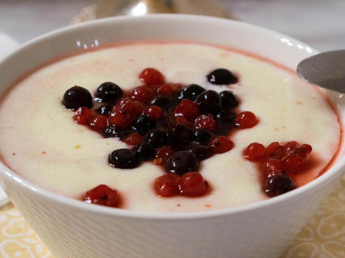 Joghurt-Grießcreme mit Honigbeeren