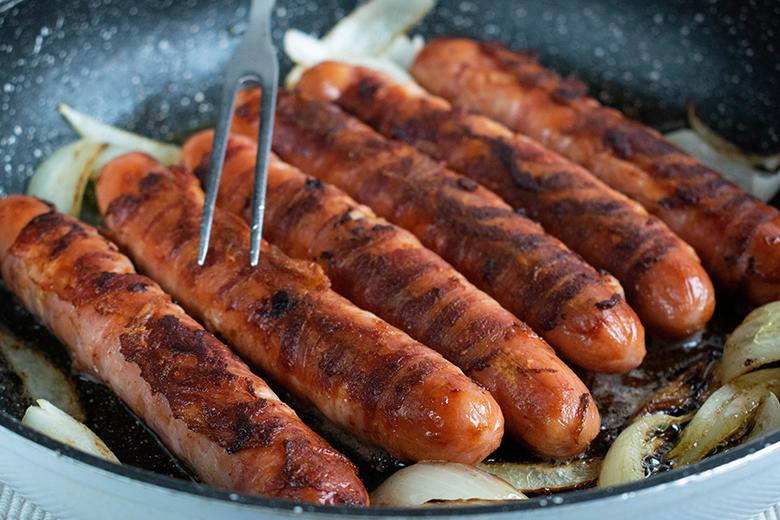 Käsewürstchen mit Zwiebelringen