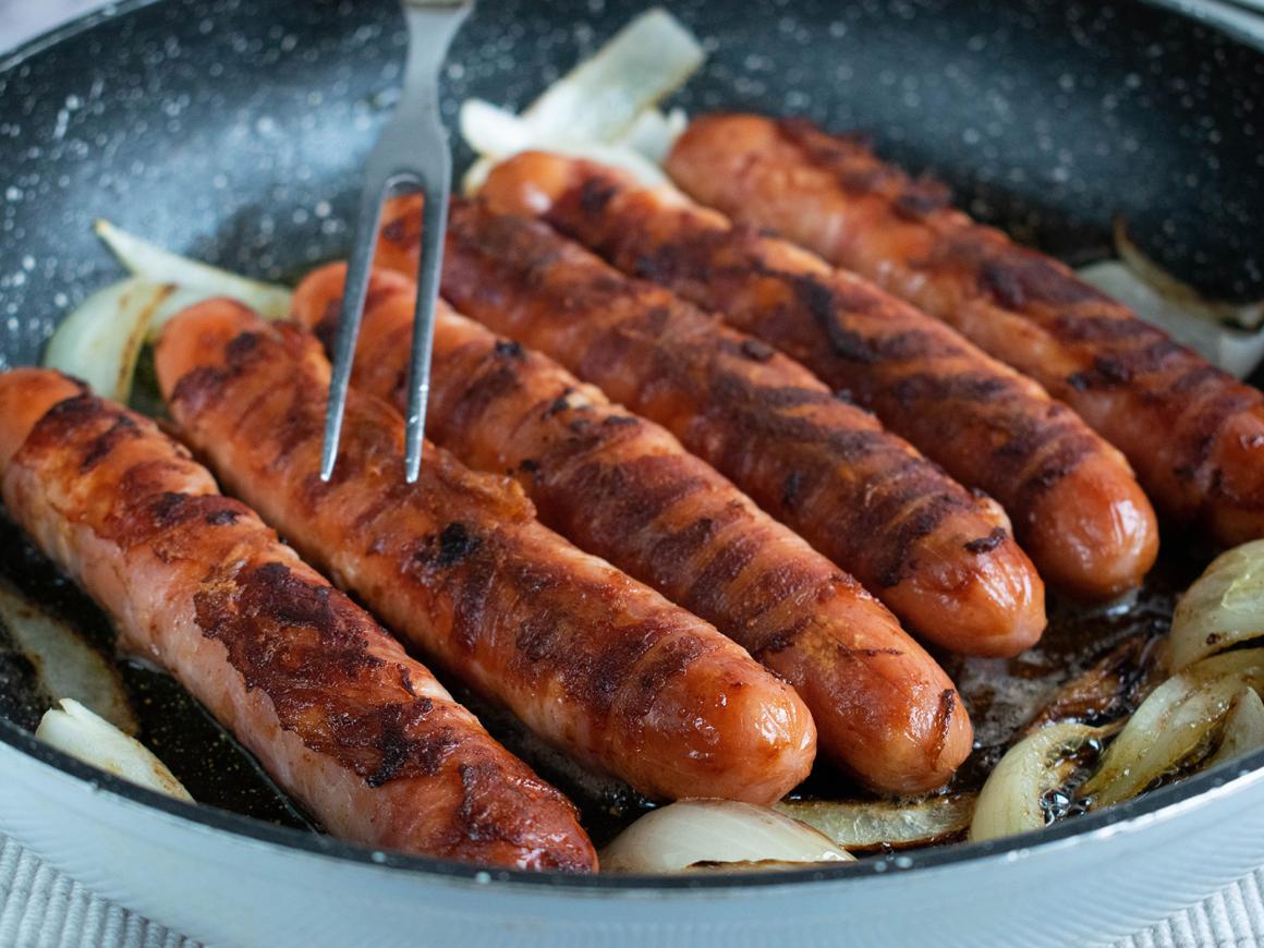 Käsewürstchen mit Zwiebelringen
