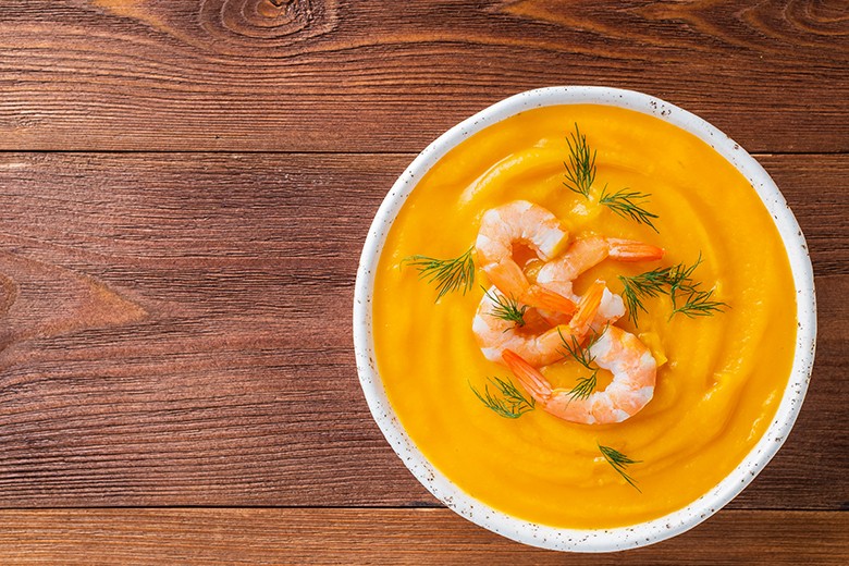Möhrensuppe mit Garnelen
