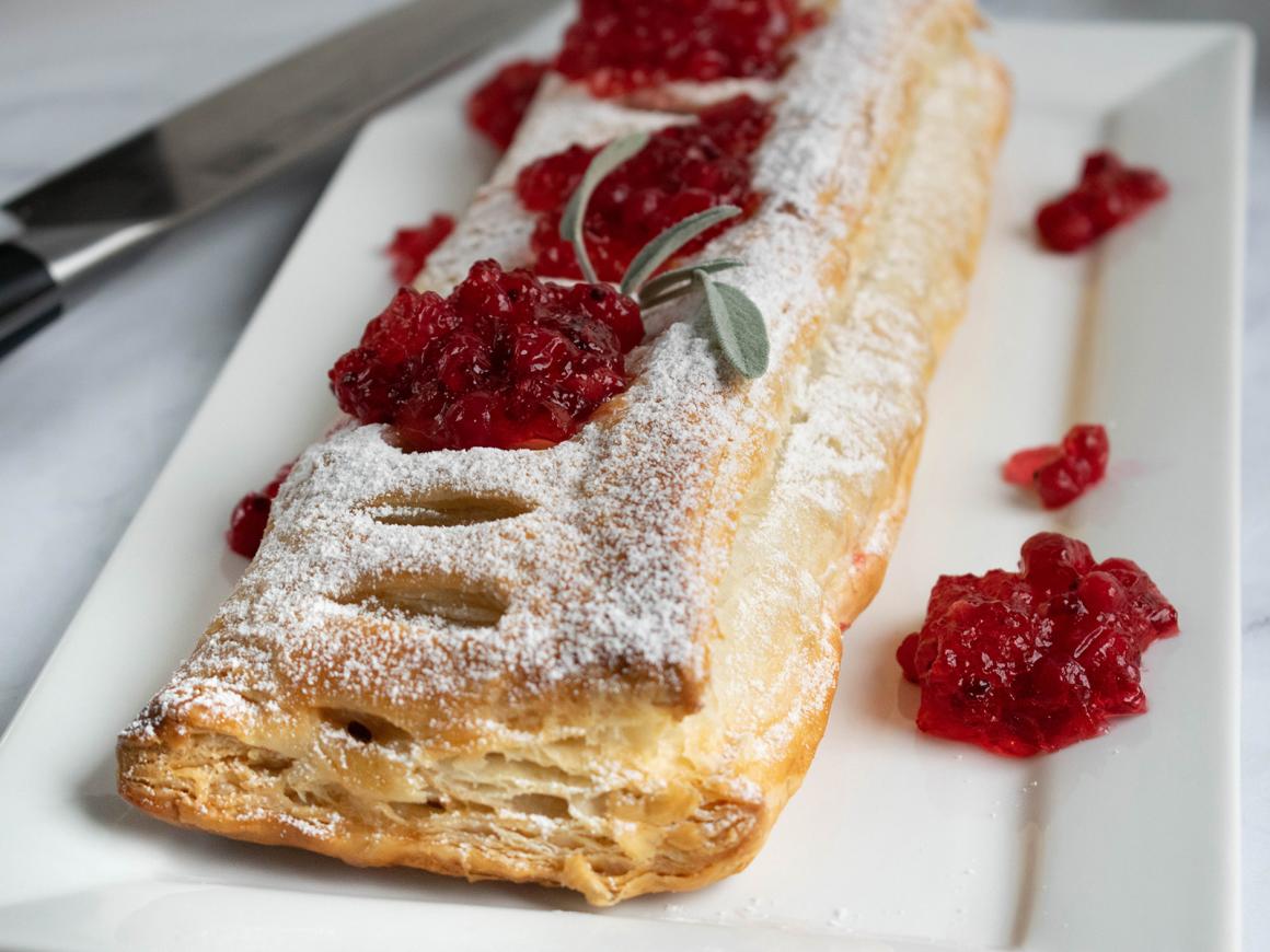 Strudel mit Milchreisfüllung und roter Grütze