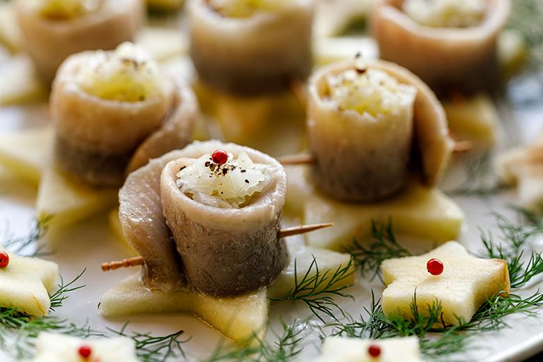 Festlicher Snack mit Hering und Apfel