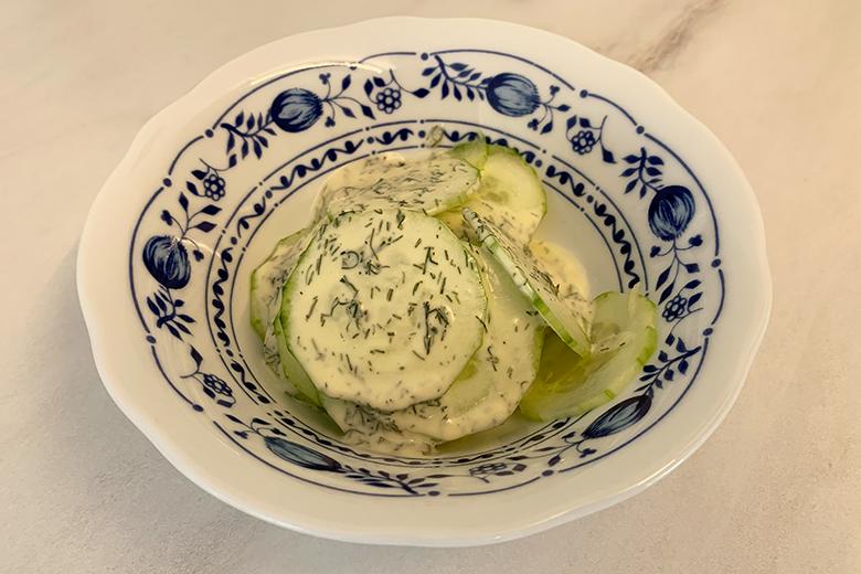 Erfrischender Gurkensalat mit Sahne und Dill