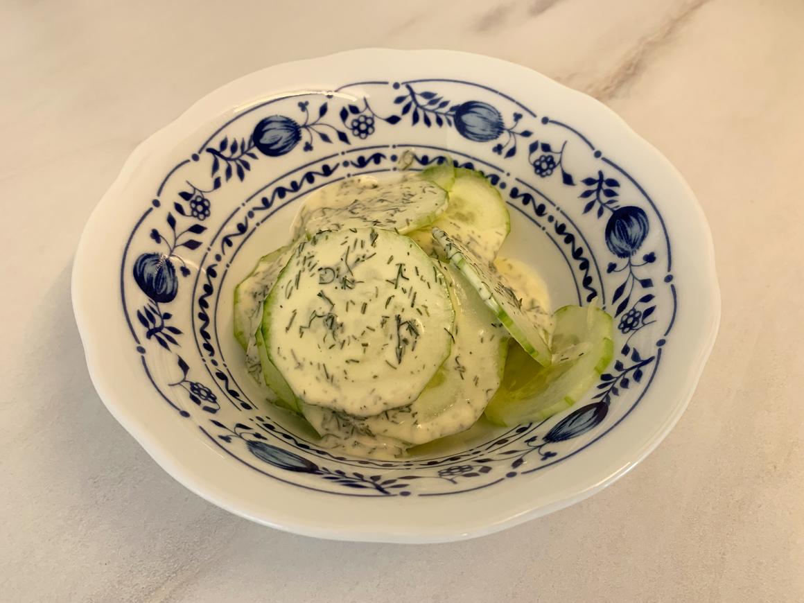 Erfrischender Gurkensalat mit Sahne und Dill