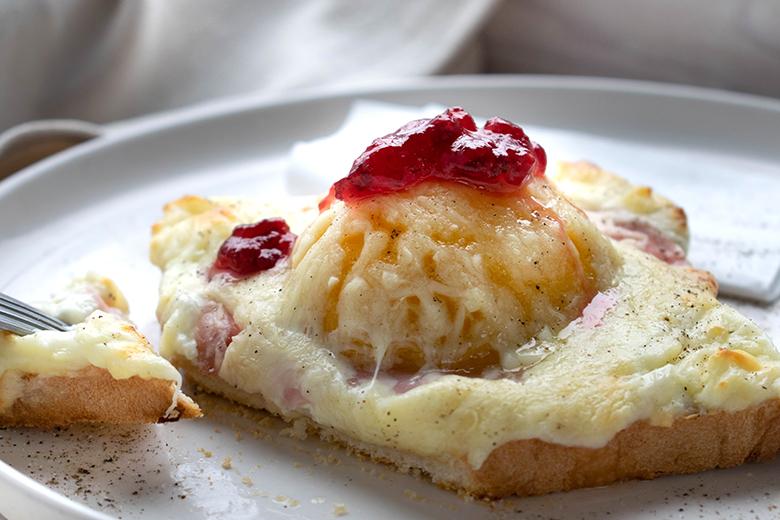 Toast Hawaii mit Ziegenkäse und Pfirsich