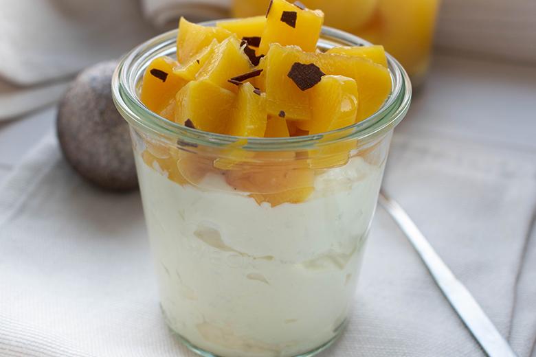 Weiße Schokocreme mit Pfirsichen