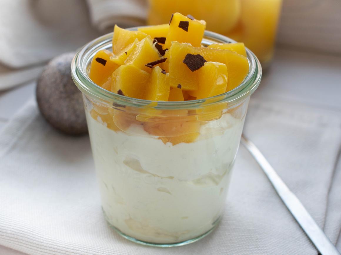 Weiße Schokocreme mit Pfirsichen