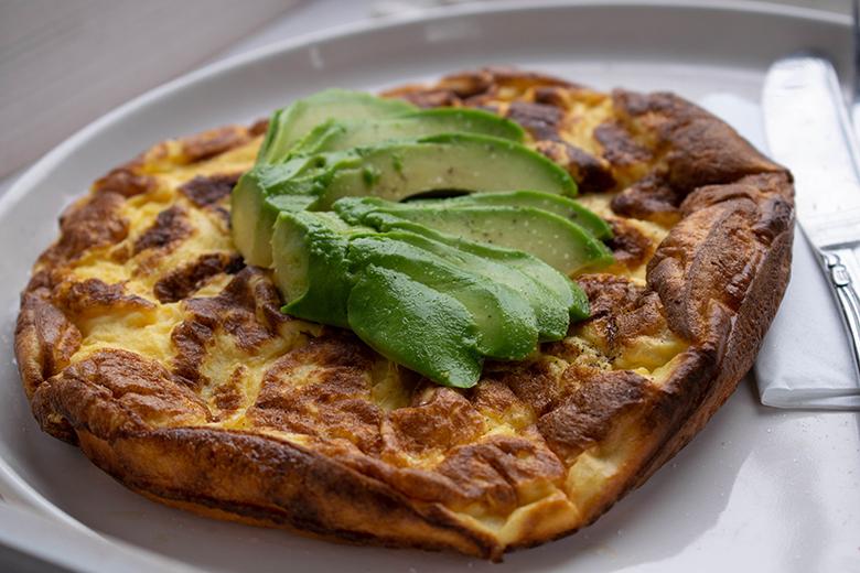 Frittata mit Käse und Avocado