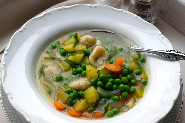 Erbsen-Nudel-Suppe